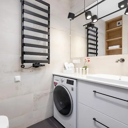 Bright In With Garden, Air Conditioning, Parking And Desk By Renters Prestige Krakow