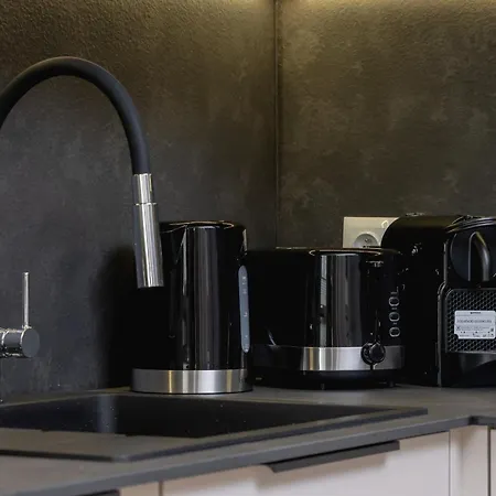 Apartment Bright In With Garden, Air Conditioning, Parking And Desk By Renters Prestige *