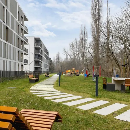 Bright In With Garden, Air Conditioning, Parking And Desk By Renters Prestige