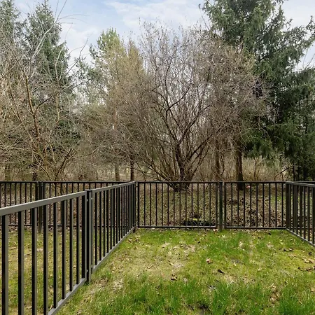 Bright In With Garden, Air Conditioning, Parking And Desk By Renters Prestige *